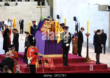 (Da sinistra a destra) Zara Tindall, Lady Louise, Principessa Beatrice, il Principe di Galles, il Duca di Sussex, la Principessa Eugenie, il Visconte Severn e Peter Phillips tengono una veglia accanto alla bara della loro nonna, la Regina Elisabetta II, in quanto si trova in stato sulla catafalque nella Westminster Hall, Al Palazzo di Westminster, Londra. Data immagine: Sabato 17 settembre 2022. Foto Stock