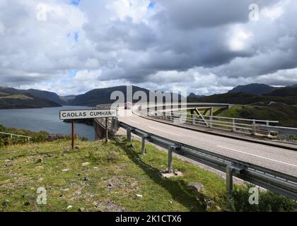 Auto che attraversa il ponte Kylesku sulla costa settentrionale 500 strada panoramica attraverso Highland, Scozia, Regno Unito Foto Stock