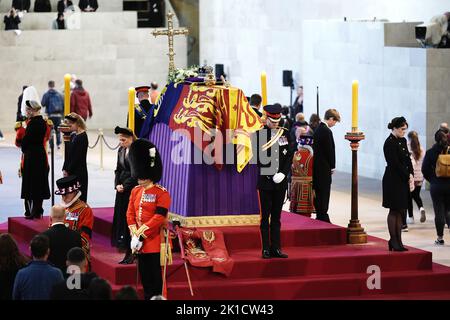 (Da sinistra a destra) Zara Tindall, Lady Louise, Principessa Beatrice, il Principe di Galles, il Duca di Sussex, la Principessa Eugenie, il Visconte Severn e Peter Phillips tengono una veglia accanto alla bara della loro nonna, la Regina Elisabetta II, in quanto si trova in stato sulla catafalque nella Westminster Hall, Al Palazzo di Westminster, Londra. Data immagine: Sabato 17 settembre 2022. Foto Stock