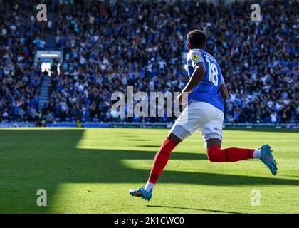 OBIETTIVO 2-2 Portsmouth avanti Reeco Hackett-Fairchild (18) celebra un obiettivo in 94th min per renderlo 2:2 durante la partita della Sky Bet League 1 Portsmouth vs Plymouth Argyle a Fratton Park, Portsmouth, Regno Unito, 17th settembre 2022 (Foto di Stanley Kasala/News Images) Foto Stock