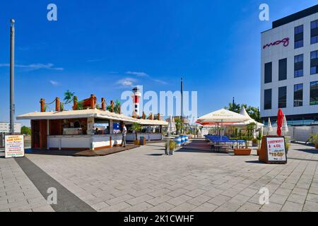 Ludwigshafen am Rhein, Germania - Agosto 2022: Stand alimentari che vendono cibo di strada sul lungofiume del Reno Foto Stock