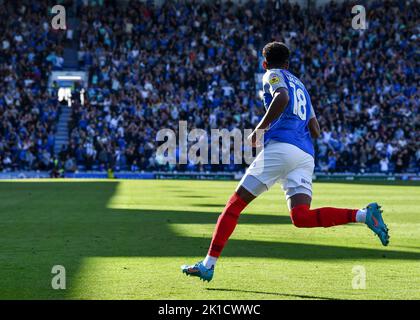 Portsmouth, Regno Unito. 17th Set, 2022. OBIETTIVO 2-2 Portsmouth avanti Reeco Hackett-Fairchild (18) celebra un obiettivo in 94th min per renderlo 2:2 durante la partita della Sky Bet League 1 Portsmouth vs Plymouth Argyle a Fratton Park, Portsmouth, Regno Unito, 17th settembre 2022 (Foto di Stanley Kasala/News Images) a Portsmouth, Regno Unito il 9/17/2022. (Foto di Stanley Kasala/News Images/Sipa USA) Credit: Sipa USA/Alamy Live News Foto Stock