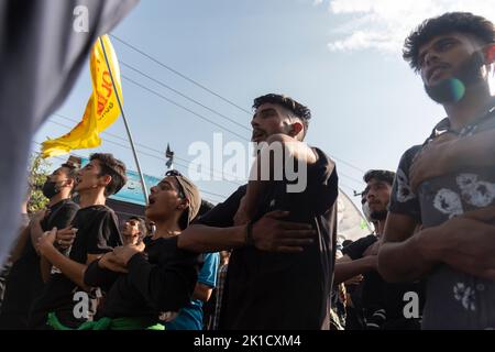 Srinagar, India. 17th Set, 2022. I musulmani sciiti hanno battuto le loro casse durante una processione Arbaeen a Srinagar. Arbaeen (arabo per 'quarantesimo'), segna la fine del periodo di lutto di 40 giorni dopo Ashura, che commemora l'uccisione del nipote del Profeta Maometto Imam Hussein ibn Ali da parte delle forze del califfo Yazid Ummayad nel 680 d.C. (Foto di Idrees Abbas/SOPA Images/Sipa USA) Credit: Sipa USA/Alamy Live News Foto Stock