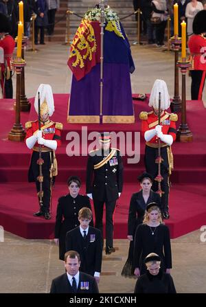 I nipoti della regina Elisabetta II (da sinistra a destra, dal basso) Peter Phillips e Zara Tindall, James, Visconte Severn e Lady Louise Windsor, la principessa Eugenie e la principessa Beatrice, E il Duca di Sussex, si partirà dopo aver tenuto una veglia accanto alla bara della loro nonna, come si trova in stato sulla catafalque nella Westminster Hall, presso il Palazzo di Westminster, Londra. Data immagine: Sabato 17 settembre 2022. Foto Stock