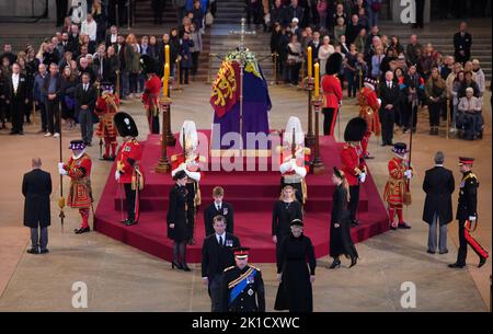 I nipoti della regina Elisabetta II (da sinistra a destra, dal basso) il Principe di Galles, Peter Phillips e Zara Tindall, James, Visconte Severn e Lady Louise Windsor, la principessa Eugenie e la principessa Beatrice, E il Duca di Sussex, si partirà dopo aver tenuto una veglia accanto alla bara della loro nonna, come si trova in stato sulla catafalque nella Westminster Hall, presso il Palazzo di Westminster, Londra. Data immagine: Sabato 17 settembre 2022. Foto Stock