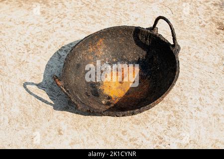 ossidare su una padella in ghisa. corrosione del ferro su una padella. Ossidazione su ferro. Foto Stock