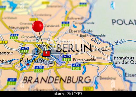 Mappa di Berlino. Primo piano della mappa di Berlino con la puntina rossa. Mappa con punto rosso di Berlino in Germania. Foto Stock