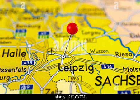 Mappa di Lipsia. Primo piano della mappa di Lipsia con la puntina rossa. Mappa con punto rosso di Lipsia in Germania. Foto Stock
