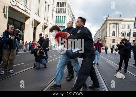 Berlino, Germania. 17th Set, 2022. La polizia arresta un protettore durante una manifestazione anti-aborto a Berlino. Ci sono state alcune contro-dimostrazioni contro i manifestanti del movimento pro-vita. Il movimento ha tenuto numerose manifestazioni a Berlino dal 2002, e annualmente dal 2008. Molti politici sono stati tra i partecipanti anche negli ultimi anni. Le marce sono considerate le più grandi manifestazioni anti-aborto in tutta la Germania. (Credit Image: © Michael Kuenne/PRESSCOV via ZUMA Press Wire) Foto Stock