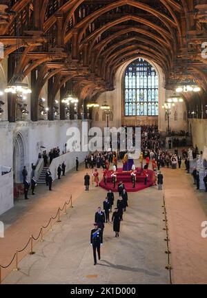 I nipoti della regina Elisabetta II (da sinistra a destra, dal basso) il Principe di Galles, Peter Phillips e Zara Tindall, James, Visconte Severn e Lady Louise Windsor, la principessa Eugenie e la principessa Beatrice, E il Duca di Sussex, si partirà dopo aver tenuto una veglia accanto alla bara della loro nonna, come si trova in stato sulla catafalque nella Westminster Hall, presso il Palazzo di Westminster, Londra. Data immagine: Sabato 17 settembre 2022. Foto Stock