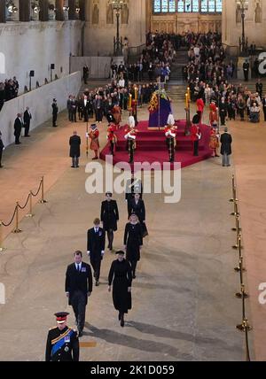 I nipoti della regina Elisabetta II (da sinistra a destra, dal basso) il Principe di Galles, Peter Phillips e Zara Tindall, James, Visconte Severn e Lady Louise Windsor, la principessa Eugenie e la principessa Beatrice, E il Duca di Sussex, si partirà dopo aver tenuto una veglia accanto alla bara della loro nonna, come si trova in stato sulla catafalque nella Westminster Hall, presso il Palazzo di Westminster, Londra. Data immagine: Sabato 17 settembre 2022. Foto Stock