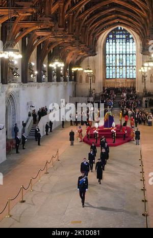 I nipoti della regina Elisabetta II (da sinistra a destra, dal basso) il Principe di Galles, Peter Phillips e Zara Tindall, James, Visconte Severn e Lady Louise Windsor, la principessa Eugenie e la principessa Beatrice, E il Duca di Sussex, si partirà dopo aver tenuto una veglia accanto alla bara della loro nonna, come si trova in stato sulla catafalque nella Westminster Hall, presso il Palazzo di Westminster, Londra. Data immagine: Sabato 17 settembre 2022. Foto Stock