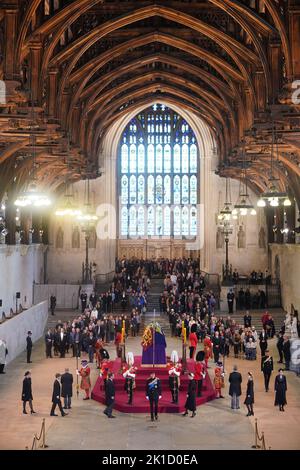 I nipoti della regina Elisabetta II (da sinistra a destra), la principessa Eugenie, James, Visconte Severn, Peter Phillips, il Principe di Galles, Zara Tindall, Lady Louise Windsor, Il Duca di Sussex e la Principessa Beatrice partono dopo aver tenuto una veglia accanto alla bara della loro nonna in quanto si trova in stato sulla catalana nella Westminster Hall, presso il Palazzo di Westminster, Londra. Data immagine: Sabato 17 settembre 2022. Foto Stock