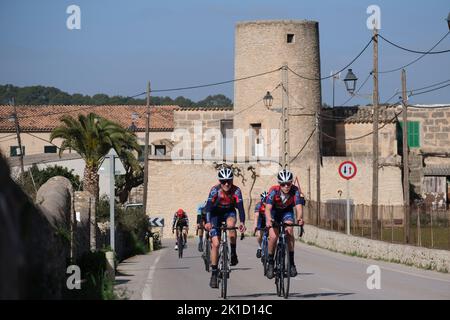 Ciclisti di fronte al mulino Xim, salita a Puig de cura, Randa, Maiorca, Baleari, Spagna. Foto Stock