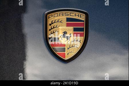 Logo Porsche sul cofano anteriore con stampa a colori per 911 Foto Stock