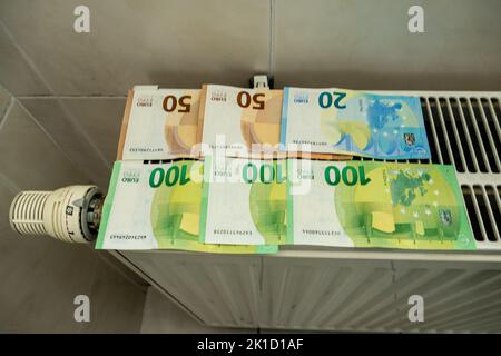 Asse, Belgio, 17 settembre 2022. Prezzi del gas. Radiatore e termostato con banconote in euro Foto Stock