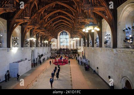I nipoti della regina Elisabetta II (da sinistra a destra, dal basso) il Principe di Galles, Peter Phillips e Zara Tindall, James, Visconte Severn e Lady Louise Windsor, la principessa Eugenie e la principessa Beatrice, E il Duca di Sussex, si partirà dopo aver tenuto una veglia accanto alla bara della loro nonna, come si trova in stato sulla catafalque nella Westminster Hall, presso il Palazzo di Westminster, Londra. Data immagine: Sabato 17 settembre 2022. Foto Stock