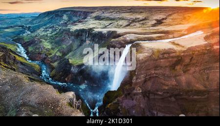 Vista panoramica della maestosa cascata di Haifoss nel centro delle Highlands in estate nel sud dell'Islanda Foto Stock