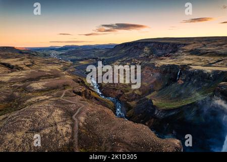 Vista panoramica della maestosa cascata di Haifoss nel centro delle Highlands in estate nel sud dell'Islanda Foto Stock
