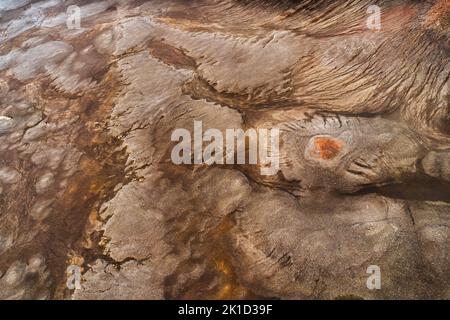 Sopra di terra di superficie del cratere del vulcano e la struttura ruvida sulle Highlands islandesi a Landmannalaugar in Islanda Foto Stock