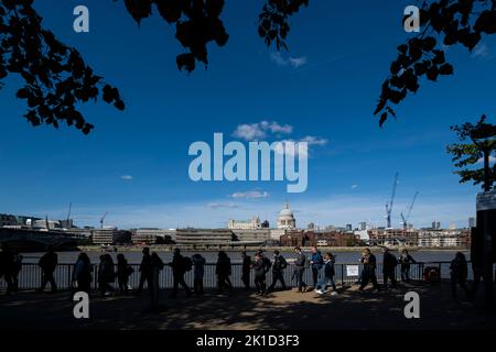 Londra, Regno Unito. 17 settembre 2022. La gente di Southwark fa la fila per rendere i loro rispetti alla regina defunto la cui bara sta giacendo nello stato nella sala di Westminster prima del suo funerale di stato il 19 settembre. Si prevede che centinaia di migliaia di persone cercheranno di visitare con tempi di attesa ora 24 ore. La regina Elisabetta II, il monarca che regna da più tempo nella storia britannica, morì all'età di 96 anni a Balmoral, Scozia, e suo figlio, ora conosciuto come re Carlo III, l'ha succeduta. Credit: Stephen Chung / Alamy Live News Foto Stock