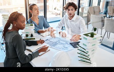 Team di architetti, collaborazione e pianificazione durante una riunione di discussione per il piano di progettazione dell'architettura o il modello 3D in ufficio. Diverse persone di affari Foto Stock