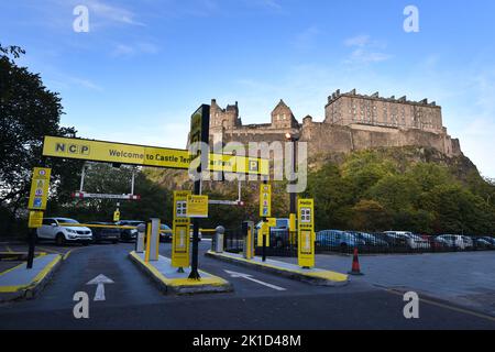 Edimburgo Scozia, Regno Unito 16 settembre 2022. Vista generale della parte auto NCP a Castle Terrace che guarda verso il Castello di Edimburgo. Credit sst/alamy Live Foto Stock