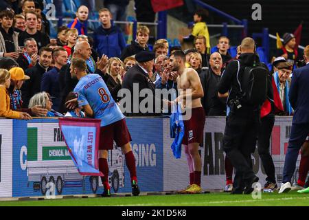 ARNHEM, PAESI BASSI - 17 SETTEMBRE: Matus Bero di Vitesse, Sondre Tronstad di Vitesse, giocatori di Vitesse con WW2 veterani durante la partita olandese di Eredivie tra Vitesse e FC Volendam al Gelredome il 17 settembre 2022 ad Arnhem, Paesi Bassi (Foto di ben Gal/Orange Pictures) Credit: Orange Pics BV/Alamy Live News Foto Stock