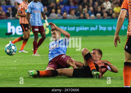 ARNHEM, PAESI BASSI - SETTEMBRE 17: Damon Mirani del FC Volendam, Matus Bero di Vitesse durante la partita olandese di Eredivie tra Vitesse e il FC Volendam al Gelredome il 17 Settembre 2022 ad Arnhem, Paesi Bassi (Foto di ben Gal/Orange Pictures) Credit: Orange Pics BV/Alamy Live News Foto Stock