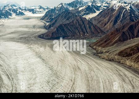 Una piscina sul bordo del ghiacciaio Kaskawulsh nel Parco Nazionale di Kluane a Yukon, Canada Foto Stock