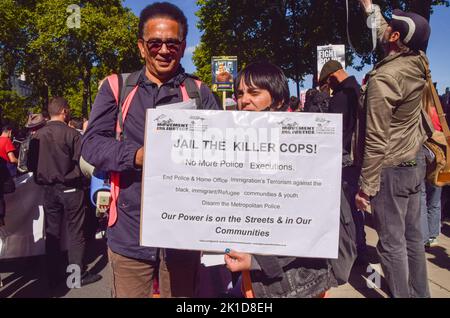 Londra, Regno Unito. 17th Set, 2022. I manifestanti hanno un cartello con la scritta "Jail the killer cops". I manifestanti si sono riuniti fuori dal New Scotland Yard, il quartier generale della polizia metropolitana, chiedendo giustizia a Chris Kaba, che è stato ucciso e ucciso dalla polizia nonostante fosse disarmato. Credit: SOPA Images Limited/Alamy Live News Foto Stock