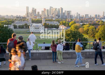 Londra UK, 17th settembre 2022. Meteo nel Regno Unito. Il tramonto d'autunno si è trasmesso al London Greenwich Park, Inghilterra. Credit: Xiu Bao/Alamy Live News Foto Stock