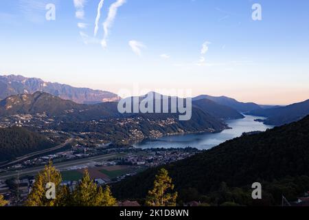 Fantastico panorama notturno da Cademario al Lago di Lugano e Agno sulle montagne fino all'Italia. Foto Stock