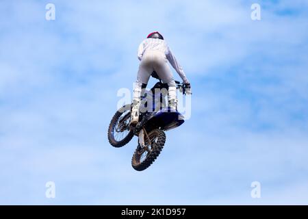 Pleyber-Christ, Francia - Agosto, 28 2022: Biker fare un trucco freestyle con la sua bici da terra. Foto Stock