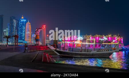 Doha, Qatar - Settembre 09,2022 : skyline del Qatar con dhow in primo piano. Foto Stock