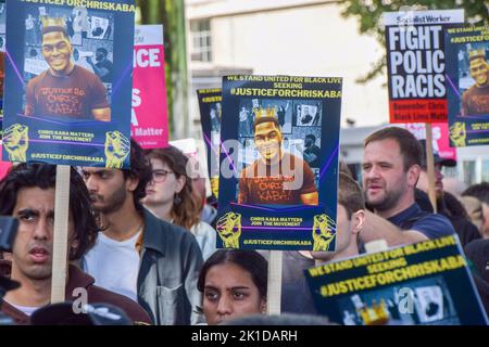 Londra, Regno Unito. 17th Set, 2022. I manifestanti si sono riuniti al di fuori del New Scotland Yard chiedendo giustizia a Chris Kaba, che è stato ucciso e ucciso dalla polizia nonostante fosse disarmato. Foto Stock