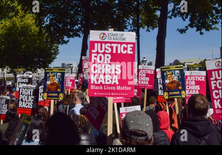 Londra, Regno Unito. 17th Set, 2022. I manifestanti si sono riuniti al di fuori del New Scotland Yard chiedendo giustizia a Chris Kaba, che è stato ucciso e ucciso dalla polizia nonostante fosse disarmato. Foto Stock