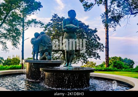 “Lacrime di dolore lacrime di gioia”, una scultura di Stephen Spears, onora i veterani militari al parco Henry George Bluff di Fairhope, Alabama. Foto Stock