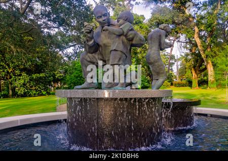 “Lacrime di dolore lacrime di gioia”, una scultura di Stephen Spears, onora i veterani militari al parco Henry George Bluff di Fairhope, Alabama. Foto Stock