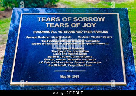 “Lacrime di dolore lacrime di gioia”, una scultura di Stephen Spears, onora i veterani militari al parco Henry George Bluff di Fairhope, Alabama. Foto Stock