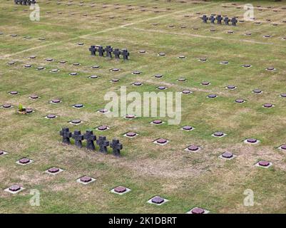 La Cambe, N, Francia - 21 agosto 2022: Cimitero di guerra tedesco la Cambe in Normandia Foto Stock