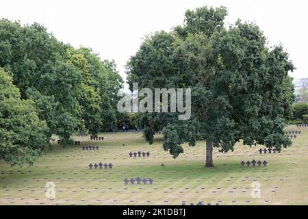 La Cambe, N, Francia - 21 agosto 2022: Cimitero di guerra tedesco la Cambe in Normandia Foto Stock