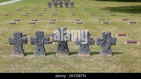 La Cambe, N, Francia - 21 agosto 2022: Cimitero di guerra tedesco la Cambe in Normandia Foto Stock