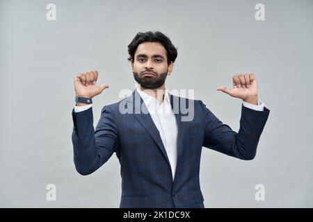 Uomo d'affari arabo indiano fiducioso isolato su beige puntando a se stesso. Foto Stock