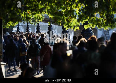 Londra, Regno Unito. 17th Set, 2022. Numerose persone si trovano in una lunga coda sul Tamigi tra l'inizio della coda nel Southwark Park e la Westminster Hall per dire Arrivederci alla bara della Regina Elisabetta II La regina britannica Elisabetta II morì il 08.09.2022 all'età di 96 anni. La bara con la regina è disposta per quattro giorni nel Palazzo di Westminster (Parlamento). Per il 19 settembre è previsto un atto di Stato presso l'Abbazia di Westminster con circa 2000 ospiti e il funerale nel Castello di Windsor con Londra. Credit: Christian Charisius/dpa/Alamy Live News Foto Stock