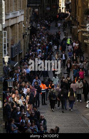 Londra, Regno Unito. 17th Set, 2022. Numerose persone si trovano in una lunga coda nel quartiere di Bermondsey tra l'inizio della coda nel Southwark Park e Westminster Hall per dire Arrivederci alla bara della Regina Elisabetta II La regina Elisabetta II della Gran Bretagna morì il 8 settembre 2022, all'età di 96 anni. La bara con la regina è disposta per quattro giorni nel Palazzo di Westminster (Parlamento). Per il 19 settembre è previsto un atto di Stato presso l'Abbazia di Westminster con circa 2000 ospiti e il funerale nel Castello di Windsor con Londra. Credit: Christian Charisius/dpa/Alamy Live News Foto Stock