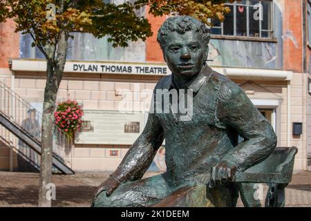 La statua di John Doubleday’s di Dylan Thomas situata in Dylan Thomas Square di fronte al Dylan Thomas Theatre di Swansea. Foto Stock