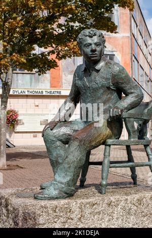 La statua di John Doubleday’s di Dylan Thomas situata in Dylan Thomas Square di fronte al Dylan Thomas Theatre di Swansea. Foto Stock