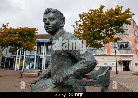 La statua di John Doubleday’s di Dylan Thomas situata in Dylan Thomas Square di fronte al Dylan Thomas Theatre di Swansea. Foto Stock