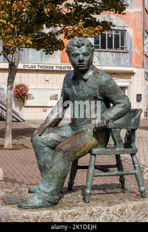 La statua di John Doubleday’s di Dylan Thomas situata in Dylan Thomas Square di fronte al Dylan Thomas Theatre di Swansea. Foto Stock